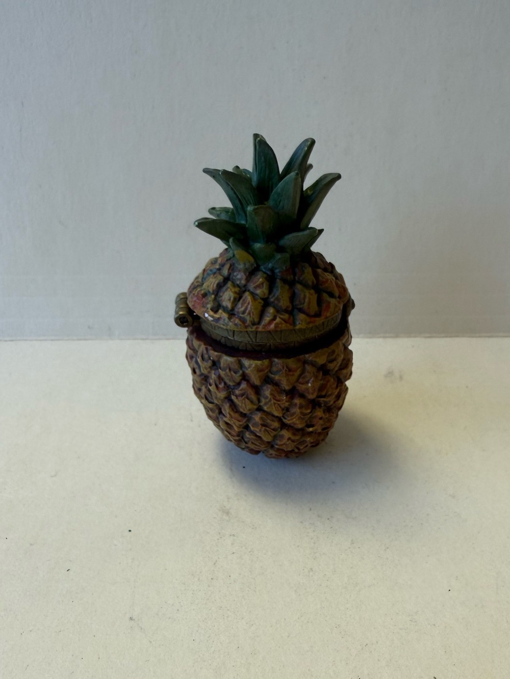 Vintage 2005 Resin Pineapple Trinket Box with Hula Dancer Inside. - Picture 4 of 12